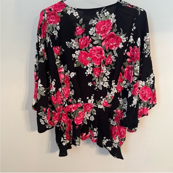 Emily Wonder Women's Black Floral Top size small - Picture 5 of 8
